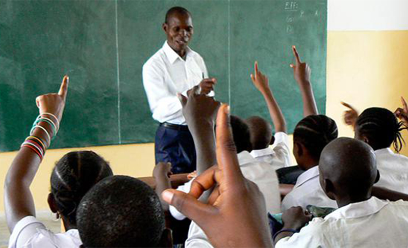 un enseignant entrain d'interroger les élèves dans une salle de classe - ©photo droits tiers