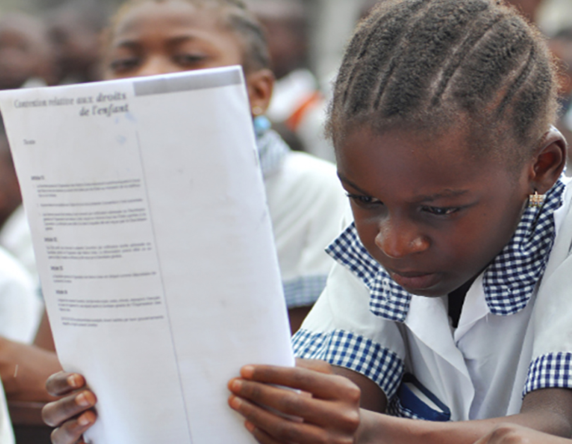 une jeune fille entrain de lire un questionnaire du concours/ © Photo droits réservés