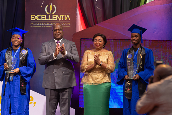 Le Couple Présidentiel posant avec les lauréats du programme Excellentia/©Photo FDNT