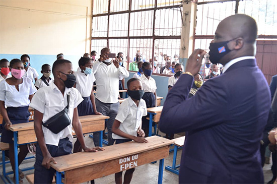 Le mInistre Bakonga devant les élèves du Collège Saint Michel de Bandalugwa/©Photo EPST