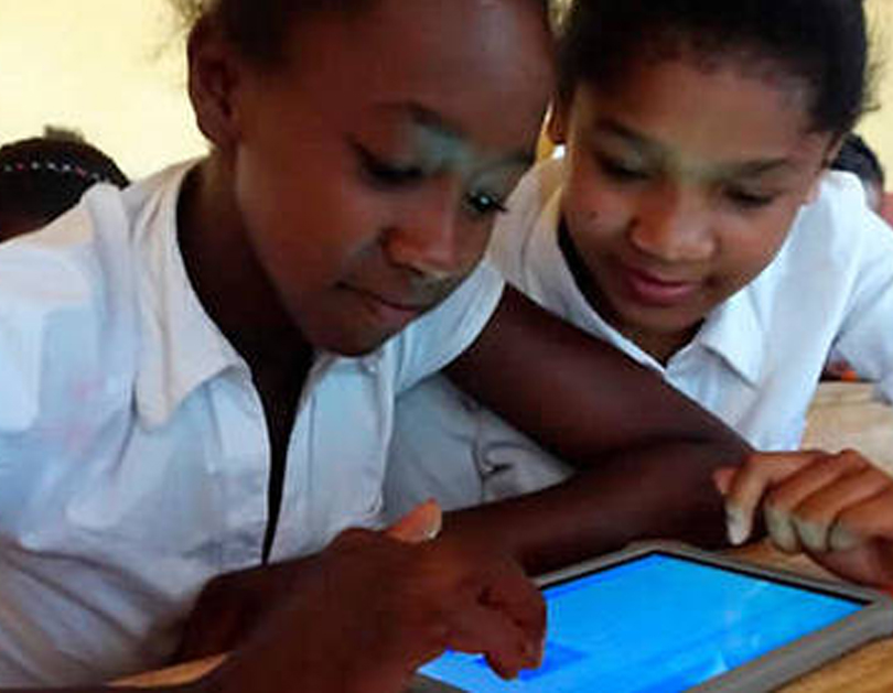 Les enfants avec leurs tablettes 