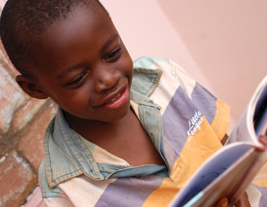 un enfant en pleine lecture /©Photo droits réservés