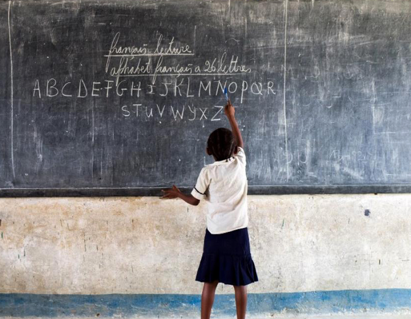 Une écolière de République Démocratique du Congo écrivant sur un tableau noir / ©Photo UnicefRDC