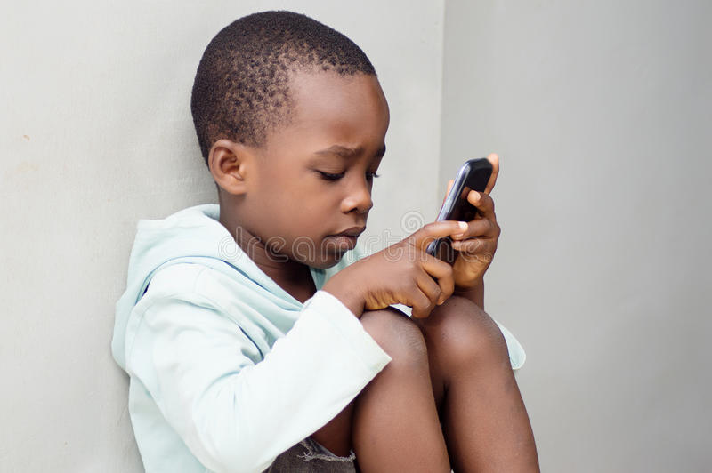 un enfant regardant un écran de smartphone/ © Dreamstime