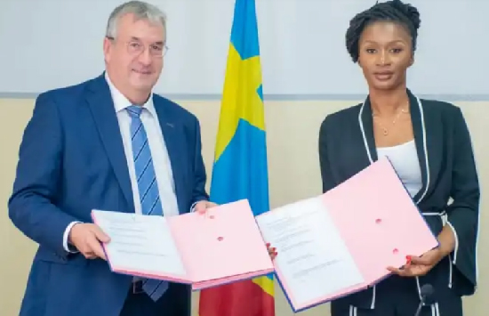 La vice-Ministre Aminata Namasia et Yves Jeholet, Président de la Fédération Wallonie Bruxelles /©EPST