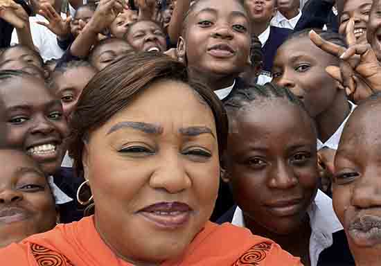 © la première dame posant en selfie avec les élèves du Lycée Umoja